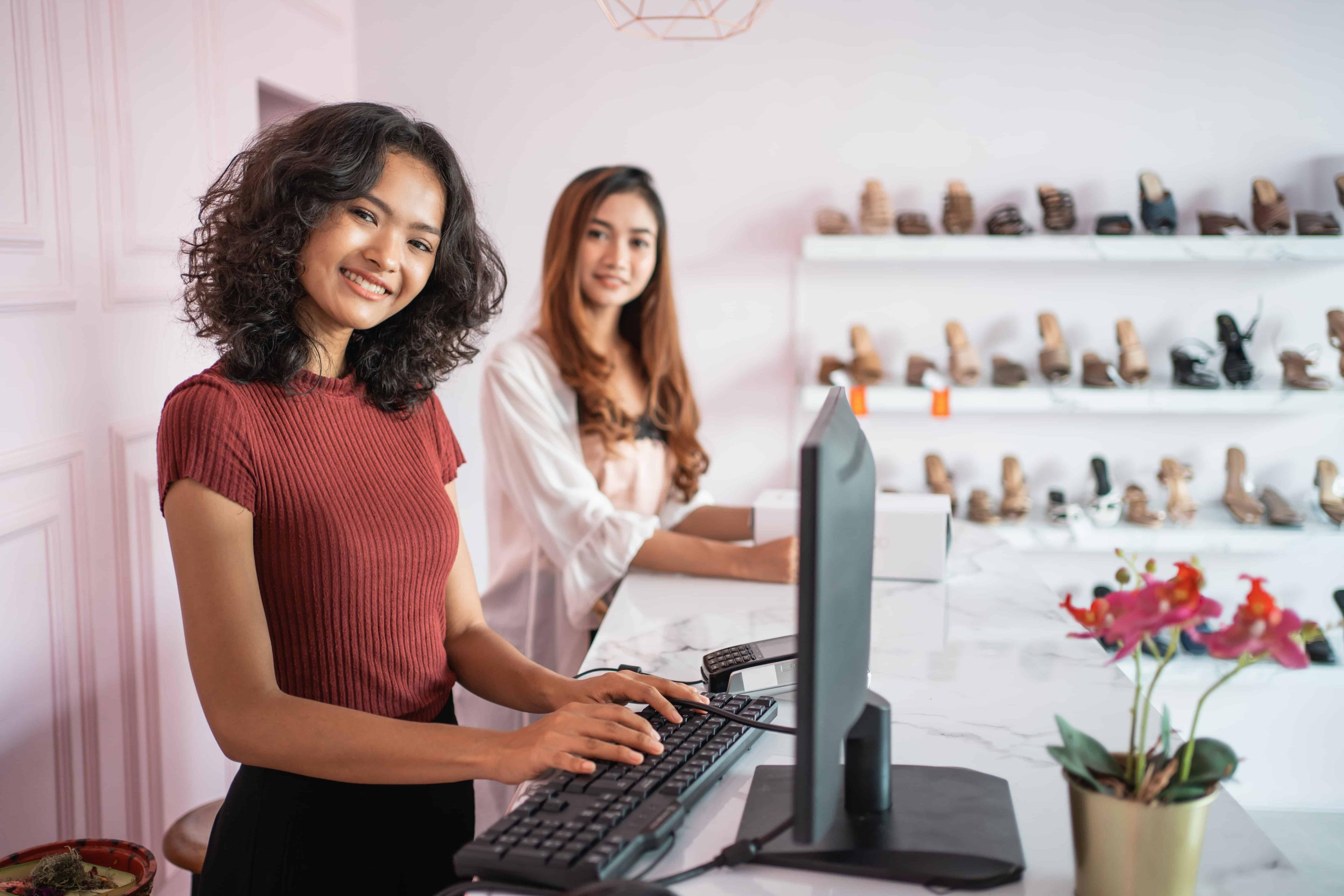 Een Vrouw dat werkt op haar computer.